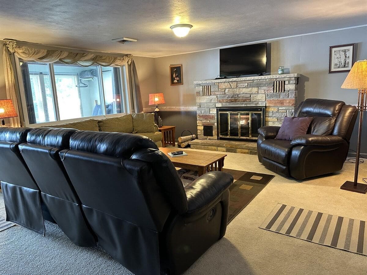 Living room with smart TV that includes an Amazon Prime subscription