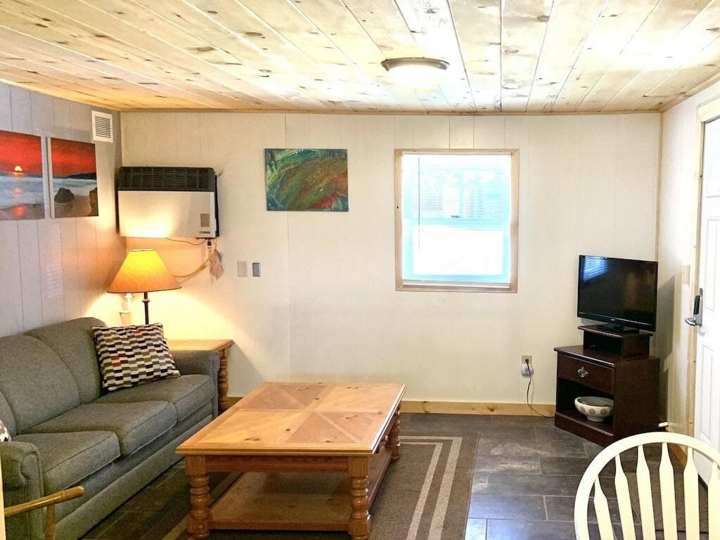 Living room with complimentary Netflix and Amazon Prime subscriptions 